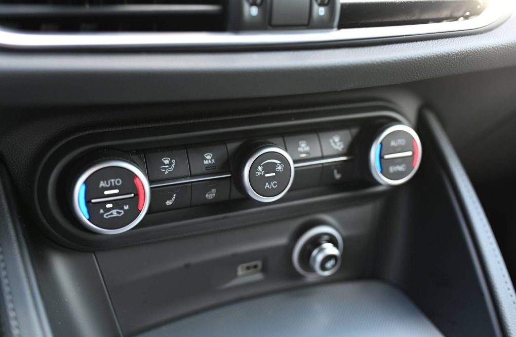 Alfa-Romeo-Stelvio-20-Turbo-Veloce-Q4-AT-21