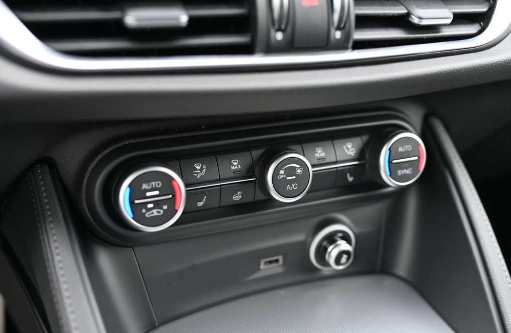Alfa-Romeo-Stelvio-20-Turbo-Veloce-Q4-AT-21