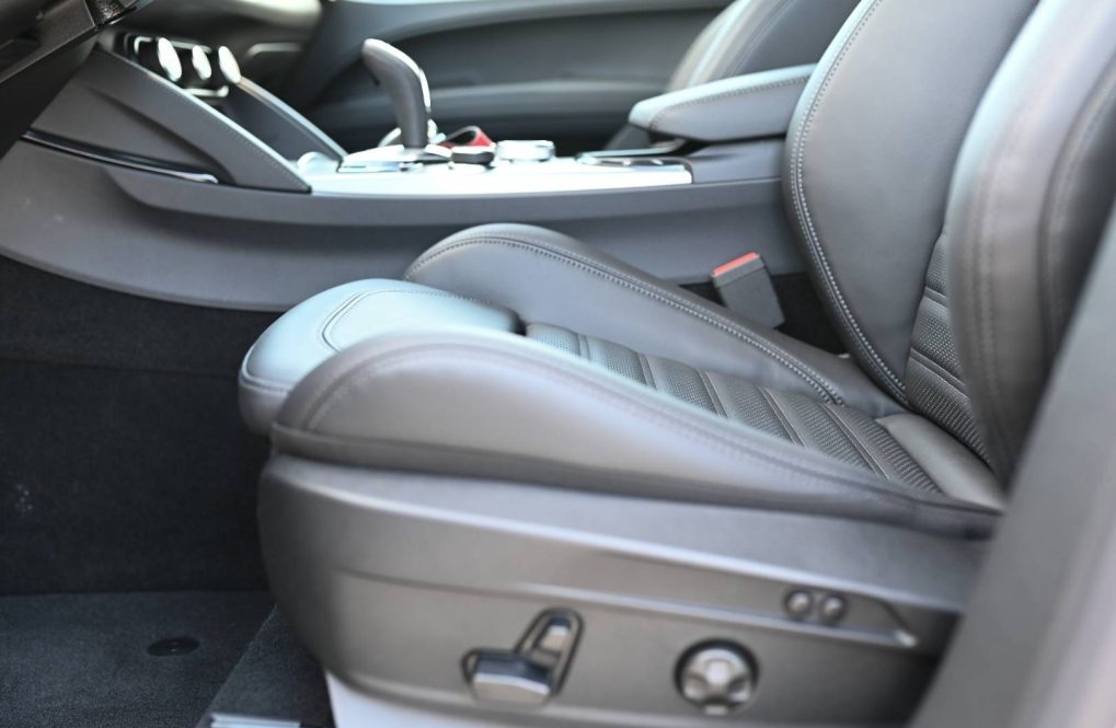 Alfa-Romeo-Stelvio-20-Turbo-Veloce-Q4-AT-24