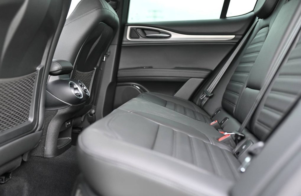 Alfa-Romeo-Stelvio-20-Turbo-Veloce-Q4-AT-26