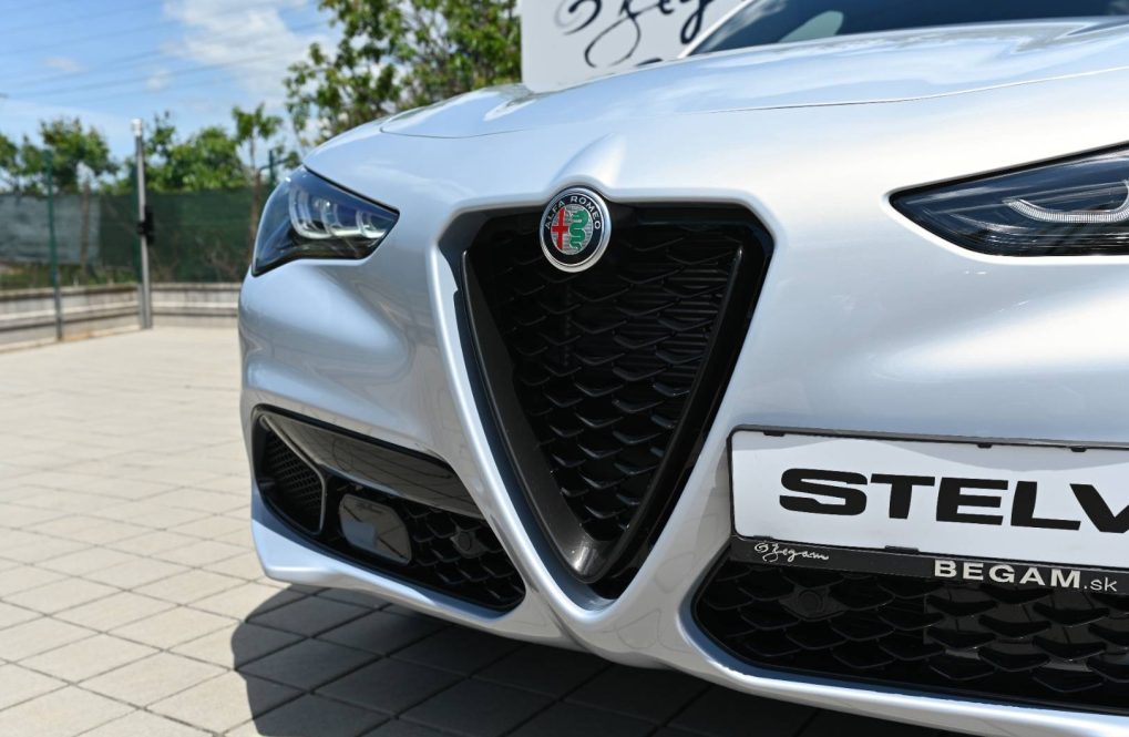 Alfa-Romeo-Stelvio-20-Turbo-Veloce-Q4-AT-3