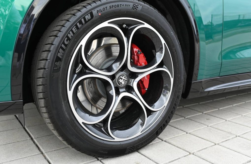 Alfa-Romeo-Stelvio-20-Turbo-Veloce-Q4-AT-6