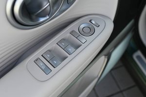 Hyundai-Ioniq-9-16