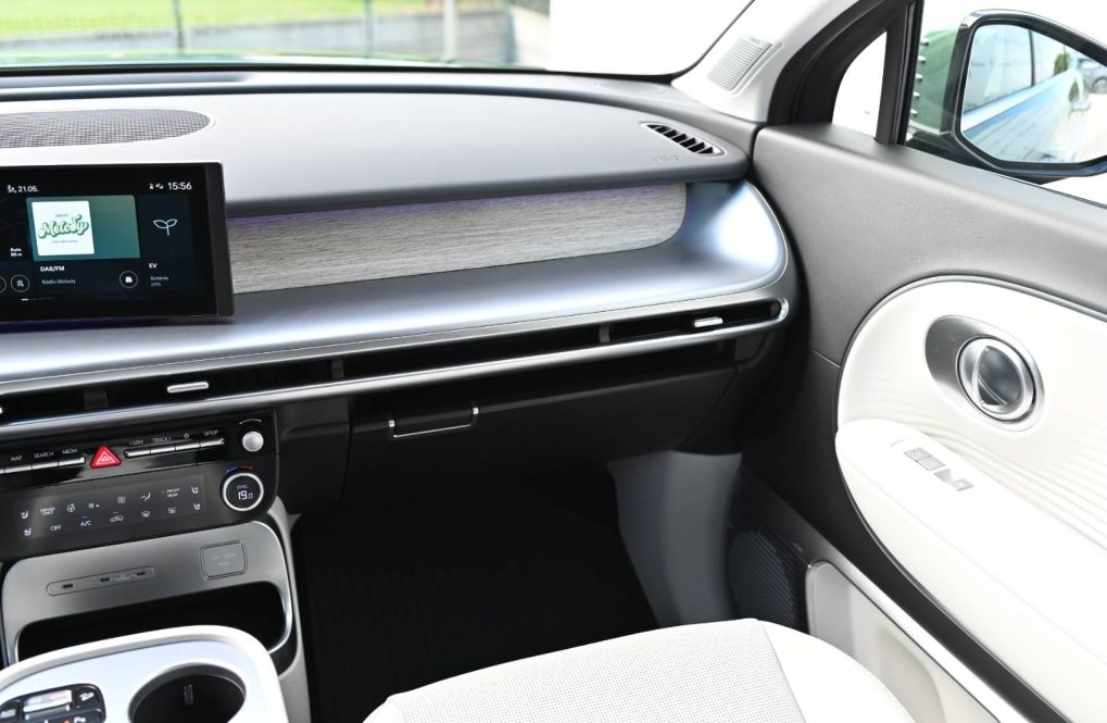 Hyundai-Ioniq-9-18