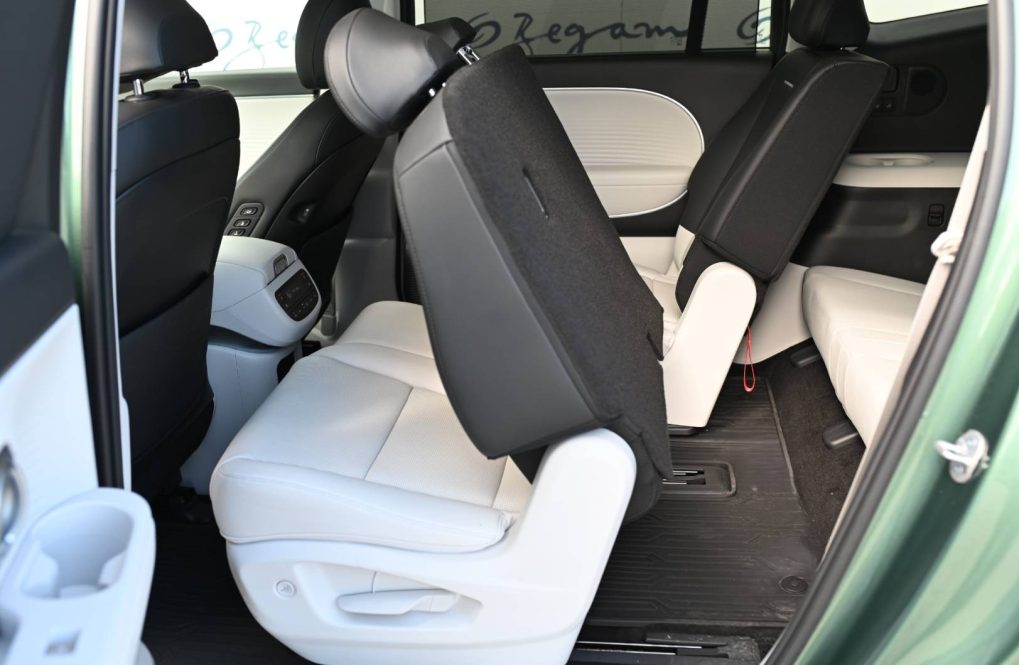 Hyundai-Ioniq-9-45