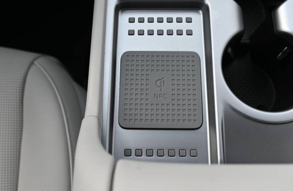 Hyundai-Ioniq-9-52