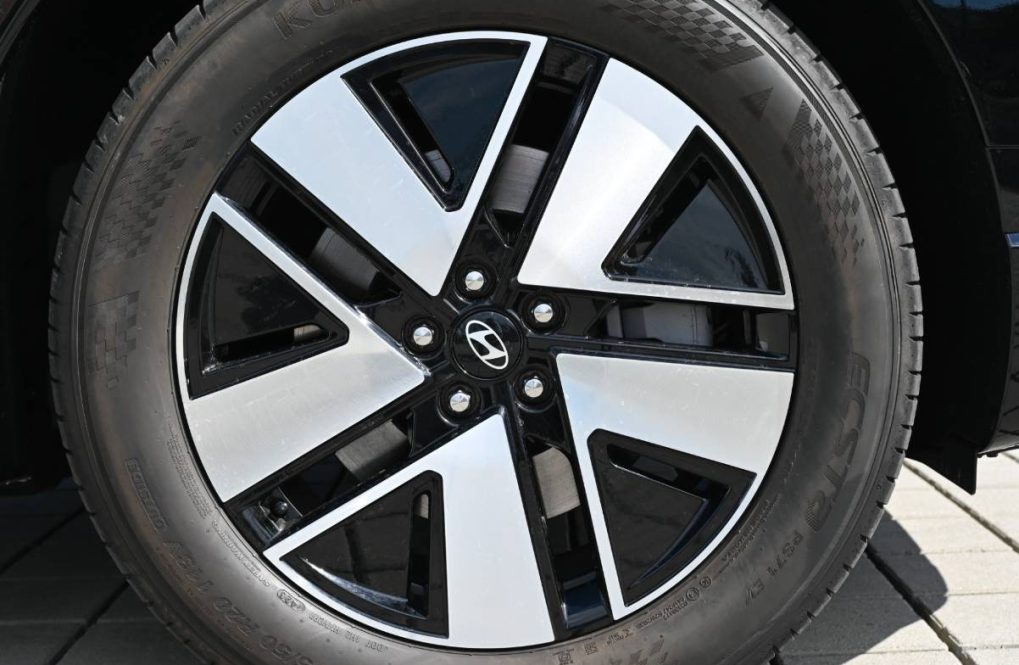 Hyundai-Ioniq-9-6