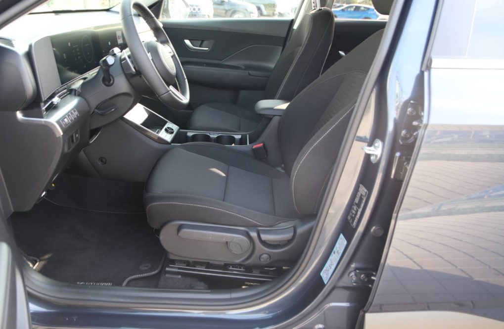 Hyundai-Kona-16-T-GDi-Family-AT-14
