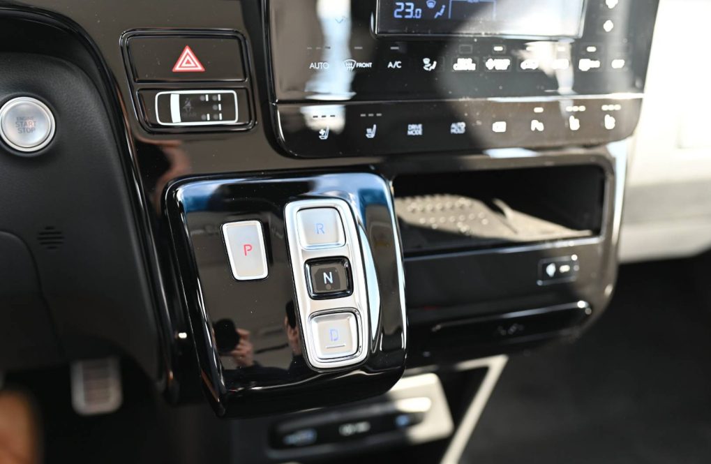 Hyundai-Staria-16T-GDi-HEV-Luxury-7S-4x2-6AT-15
