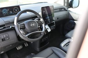 Hyundai-Staria-16T-GDi-HEV-Luxury-7S-4x2-6AT-7