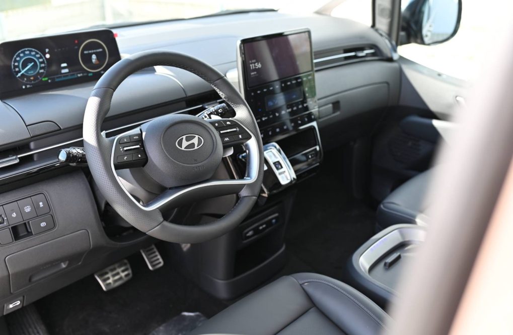 Hyundai-Staria-16T-GDi-HEV-Luxury-7S-4x2-6AT-7