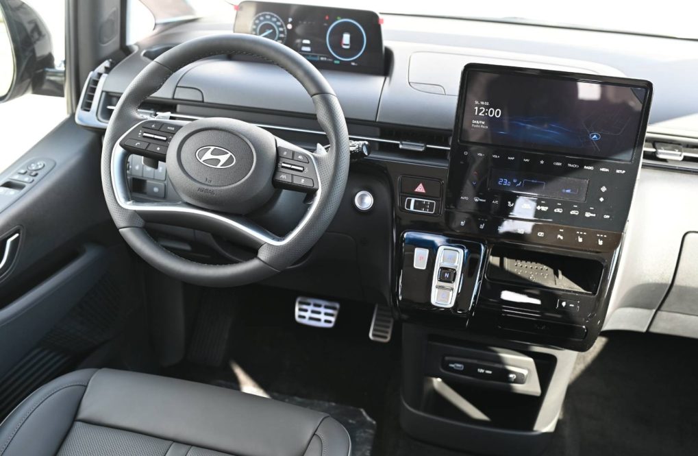 Hyundai-Staria-16T-GDi-HEV-Luxury-7S-4x2-6AT-9