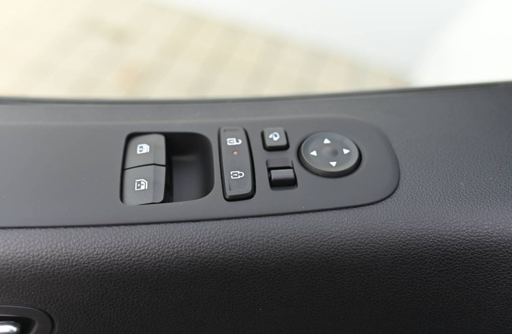 Hyundai-Staria-16T-GDi-HEV-Premium-9S-4x2-6AT-13