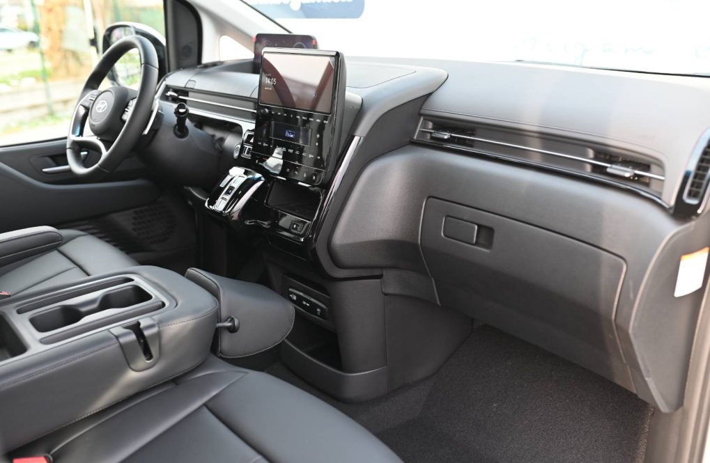 Hyundai-Staria-16T-GDi-HEV-Premium-9S-4x2-6AT-16