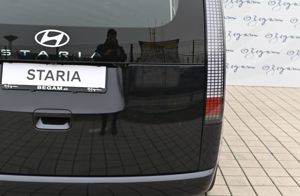 Hyundai-Staria-16T-GDi-HEV-Premium-9S-4x2-6AT-6
