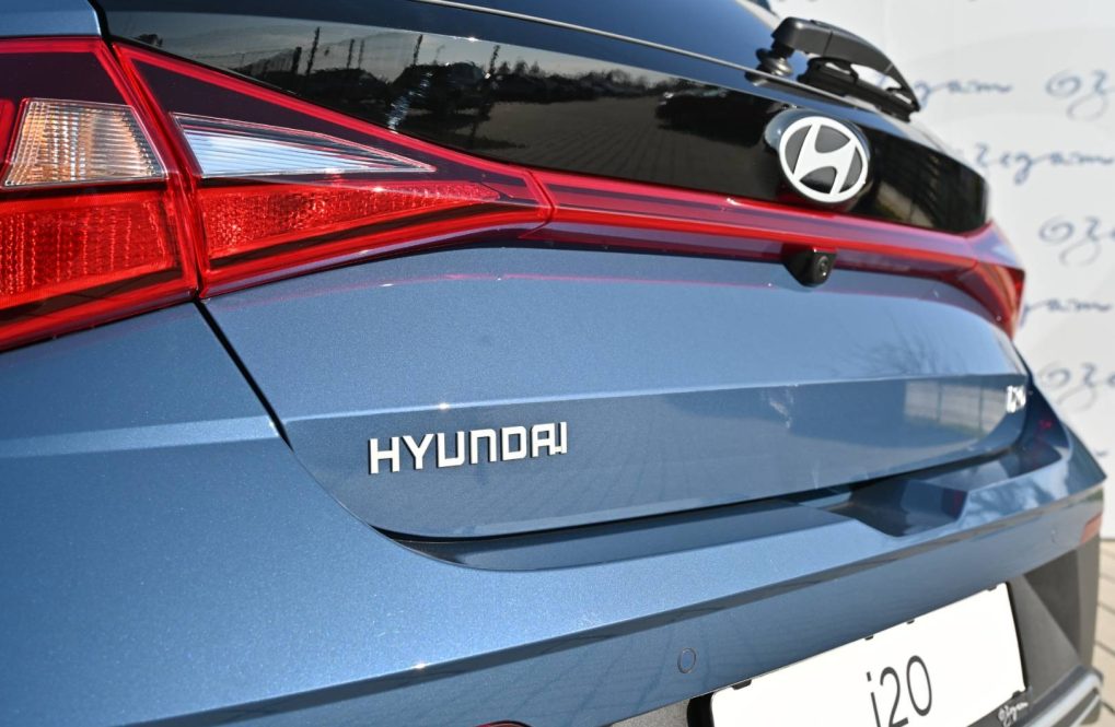 Hyundai-i20-10-T-GDi-Family-AT-10