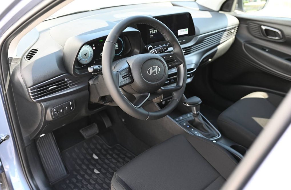 Hyundai-i20-10-T-GDi-Family-AT-10