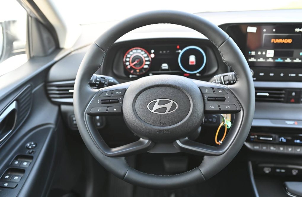 Hyundai-i20-10-T-GDi-Family-AT-11