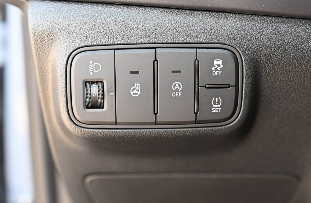 Hyundai-i20-10-T-GDi-Family-AT-12