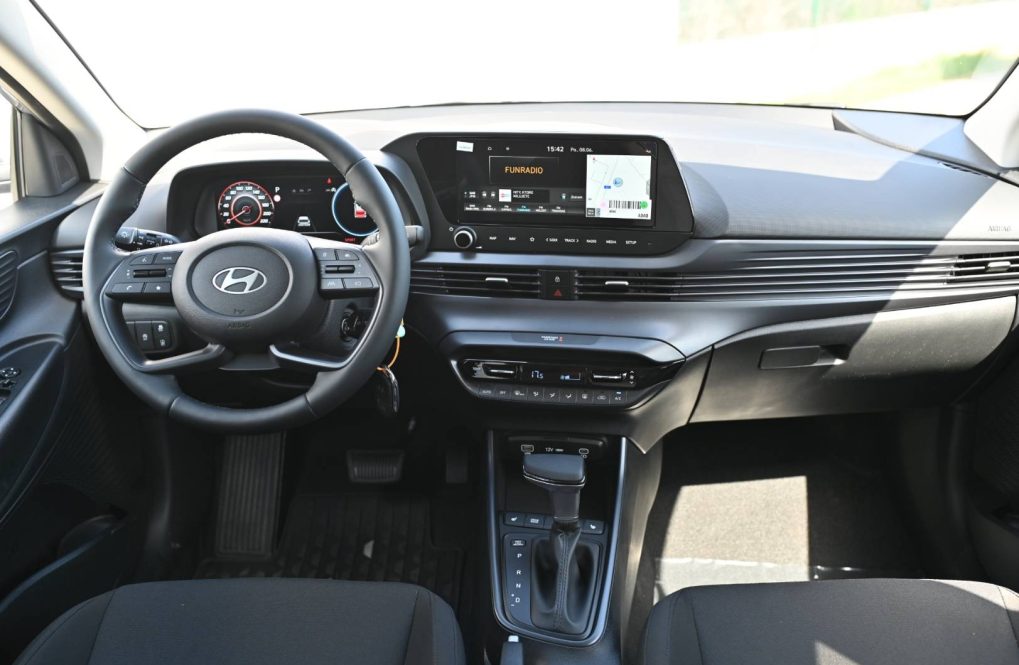 Hyundai-i20-10-T-GDi-Family-AT-17