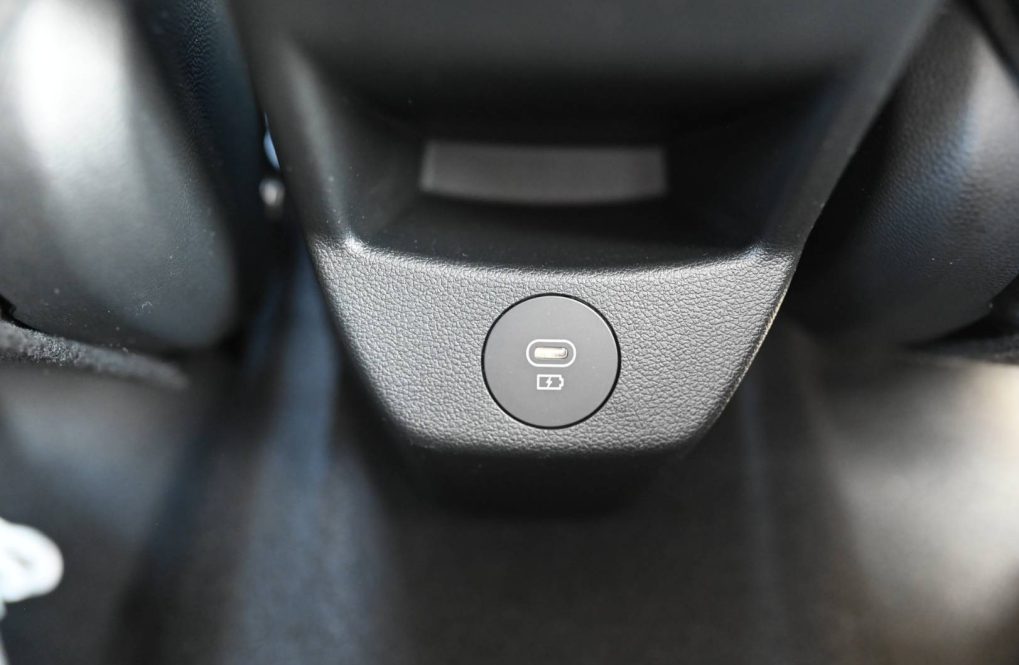 Hyundai-i20-10-T-GDi-Family-AT-28