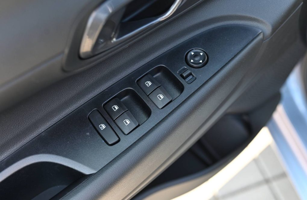 Hyundai-i20-10-T-GDi-Family-AT-9