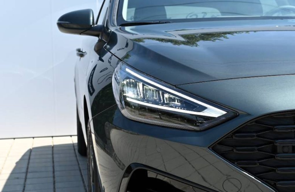Hyundai-i30-15-T-GDi-mHEV-Family-DCT-2