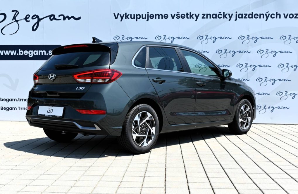 Hyundai-i30-15-T-GDi-mHEV-Family-DCT-4