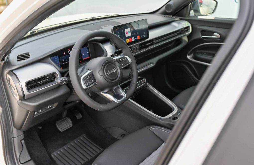 Jeep-Avenger-12-T-e-Hybrid-6DCT-UPLAND-4xe-11