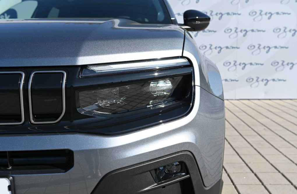Jeep-Avenger-12-T-e-Hybrid-Summit-AT-2