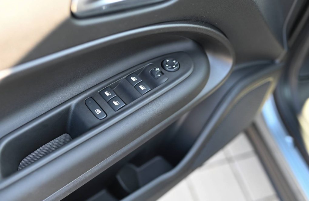 Jeep-Avenger-12-T-e-Hybrid-Summit-AT-25