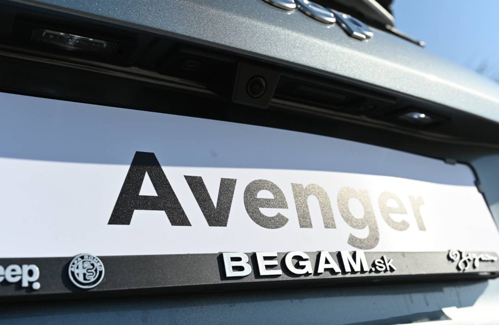 Jeep-Avenger-12-T-e-Hybrid-Summit-AT-9