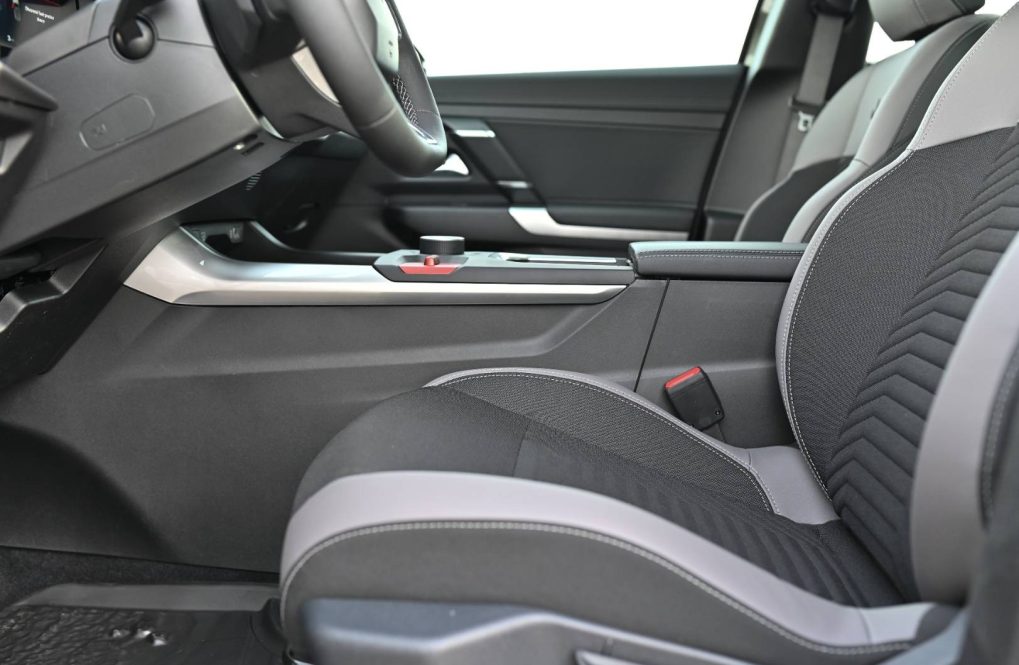 Jeep-Compass-12T-e-Hybrid-Altitude-145K-6-EDCT-19