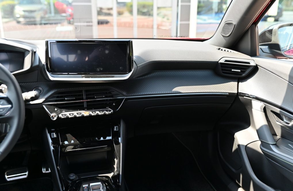 Peugeot-2008-2008-GT-Hybrid-145k-e-DCS6-MHEV-13