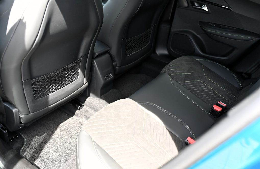 Peugeot-2008-2008-GT-Hybrid-145k-e-DCS6-MHEV-34