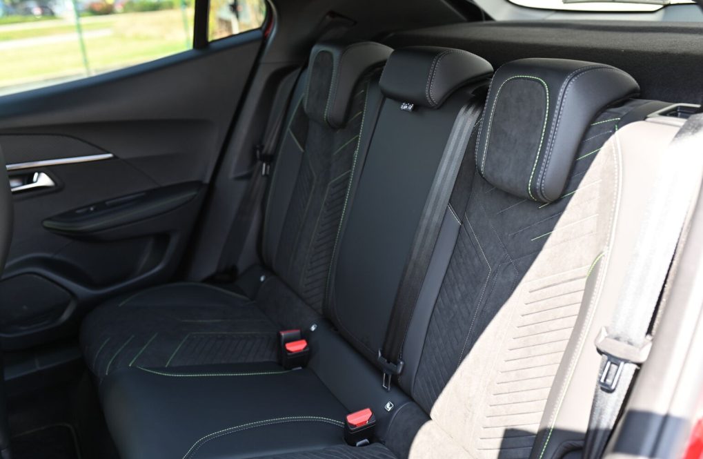 Peugeot-2008-2008-GT-Hybrid-145k-e-DCS6-MHEV-35