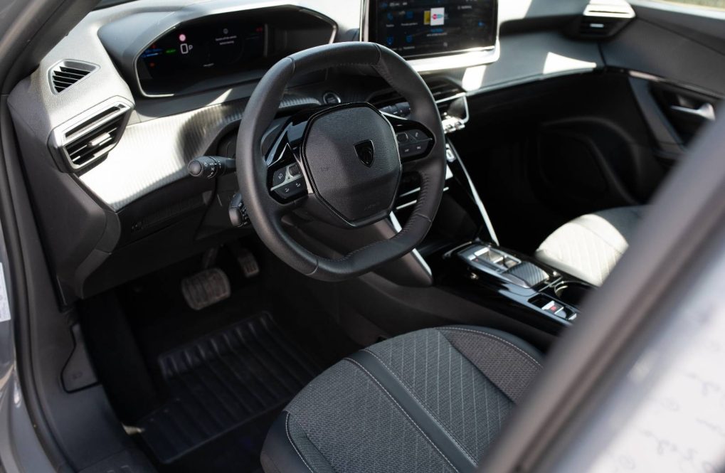 Peugeot-2008-E-Allure-54kWh-115kw-8