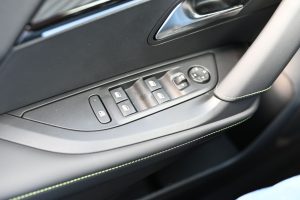 Peugeot-2008-GT-Hybrid-145k-e-DCS6-MHEV-15