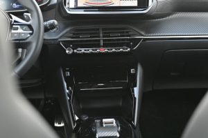Peugeot-2008-GT-Hybrid-145k-e-DCS6-MHEV-23