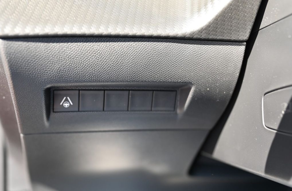 Peugeot-2008-GT-Hybrid-145k-e-DCS6-MHEV-24