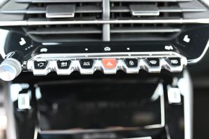 Peugeot-2008-GT-Hybrid-145k-e-DCS6-MHEV-30