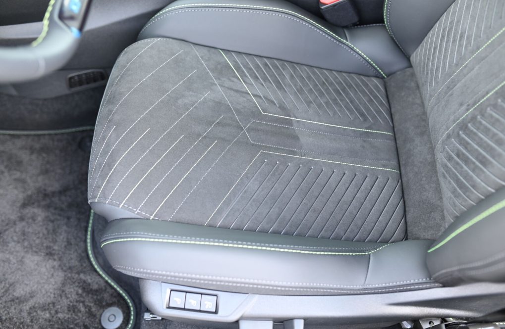 Peugeot-2008-GT-Hybrid-145k-e-DCS6-MHEV-35
