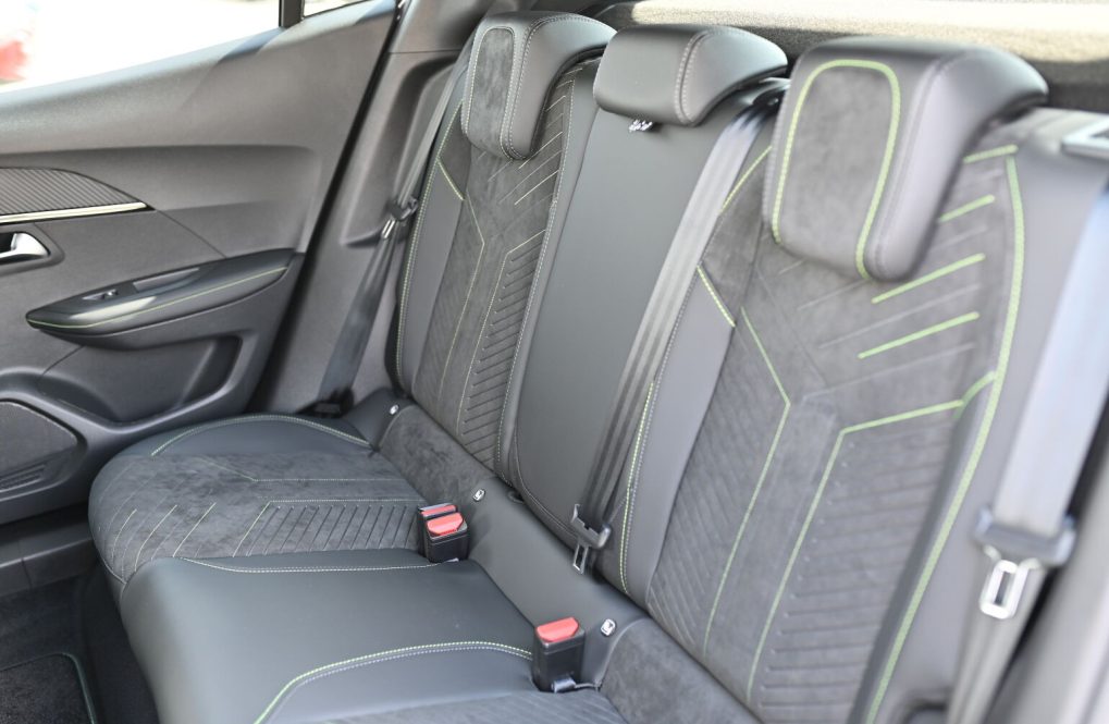Peugeot-2008-GT-Hybrid-145k-e-DCS6-MHEV-38