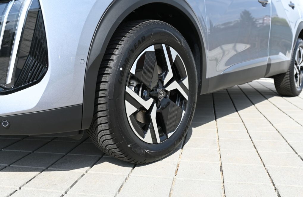 Peugeot-2008-GT-Hybrid-145k-e-DCS6-MHEV-6
