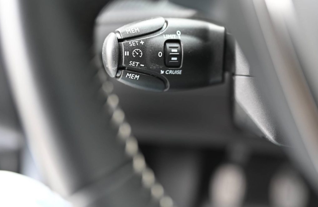 Peugeot-208-12-PureTech-100-Allure-Pack-13