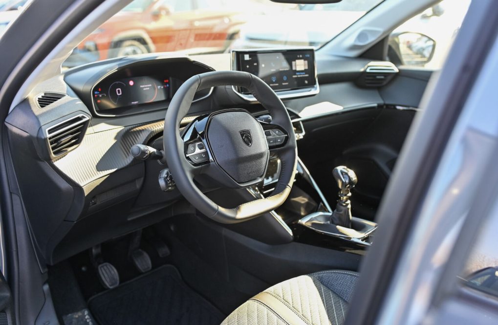 Peugeot-208-ALLURE-PureTech-100k-BVM6-9