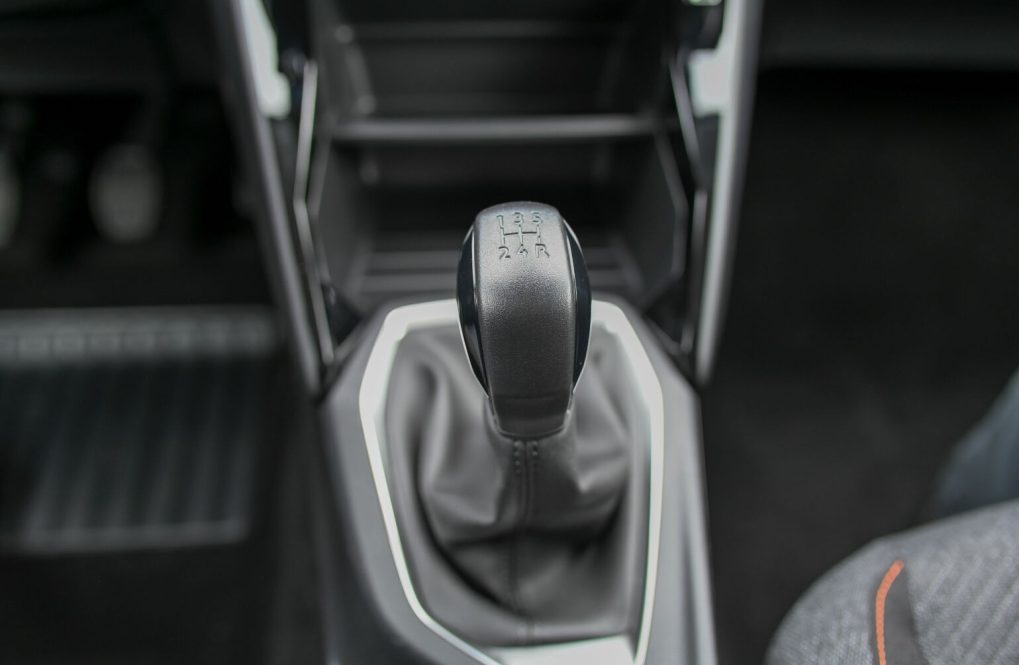 Peugeot-208-STYLE-PureTech-100k-BVM6-14