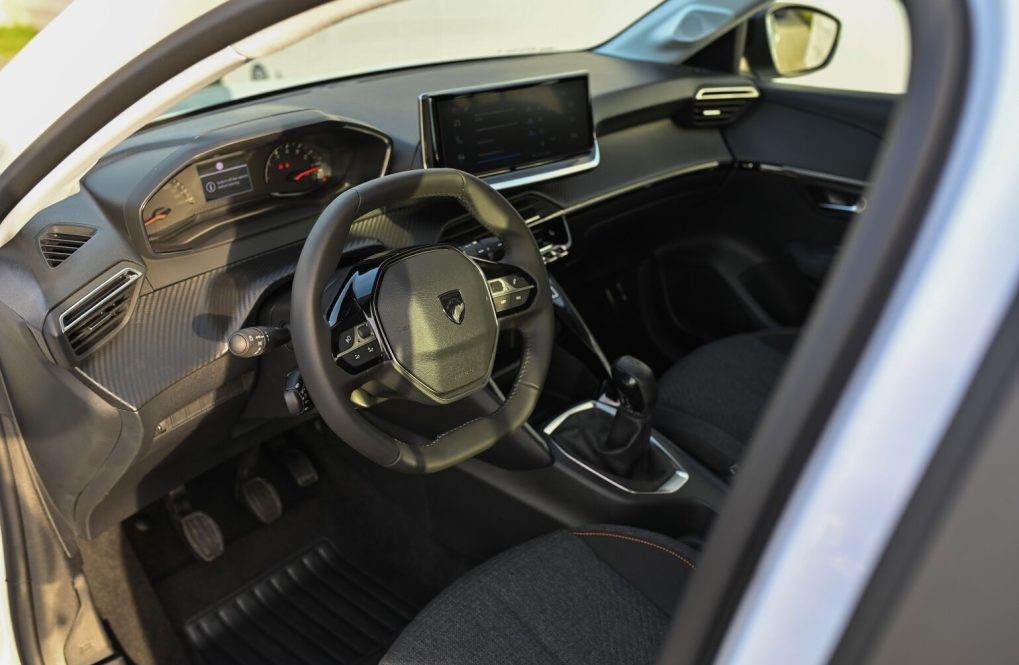 Peugeot-208-STYLE-PureTech-100k-BVM6-9