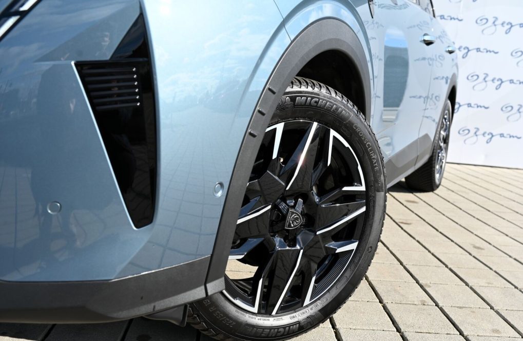 Peugeot-3008-GT-Hybrid-145k-e-DCS6-MHEV-3