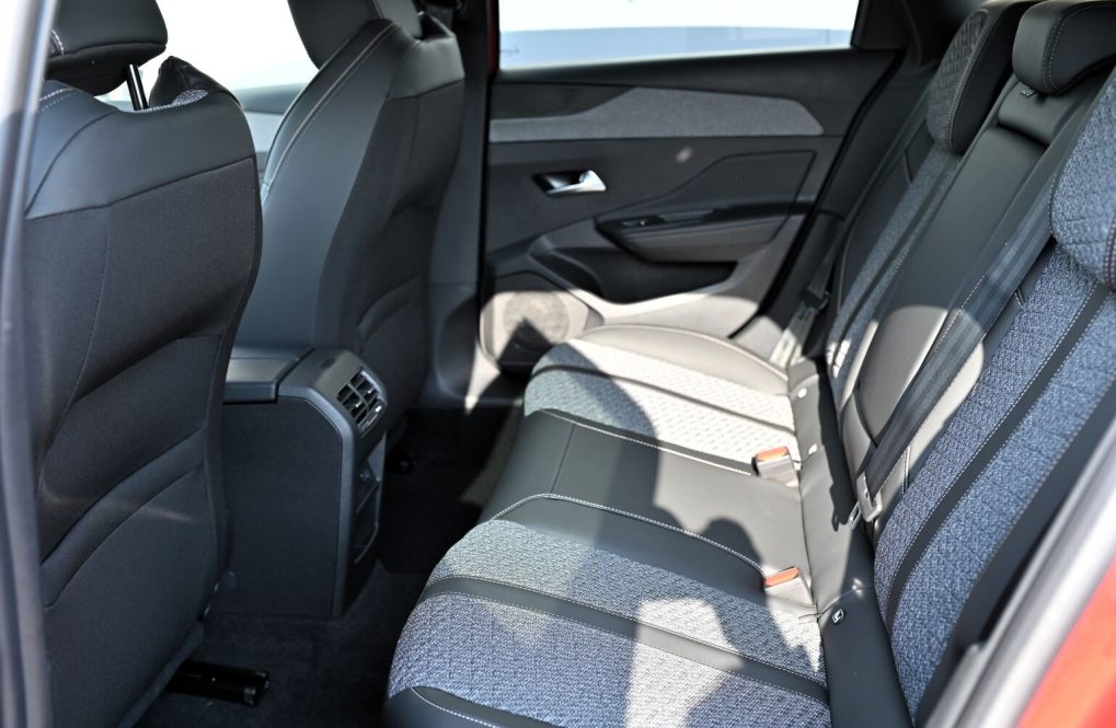 Peugeot-308-SW-ALLURE-Hybrid-145k-e-DCS6-MHEV-21